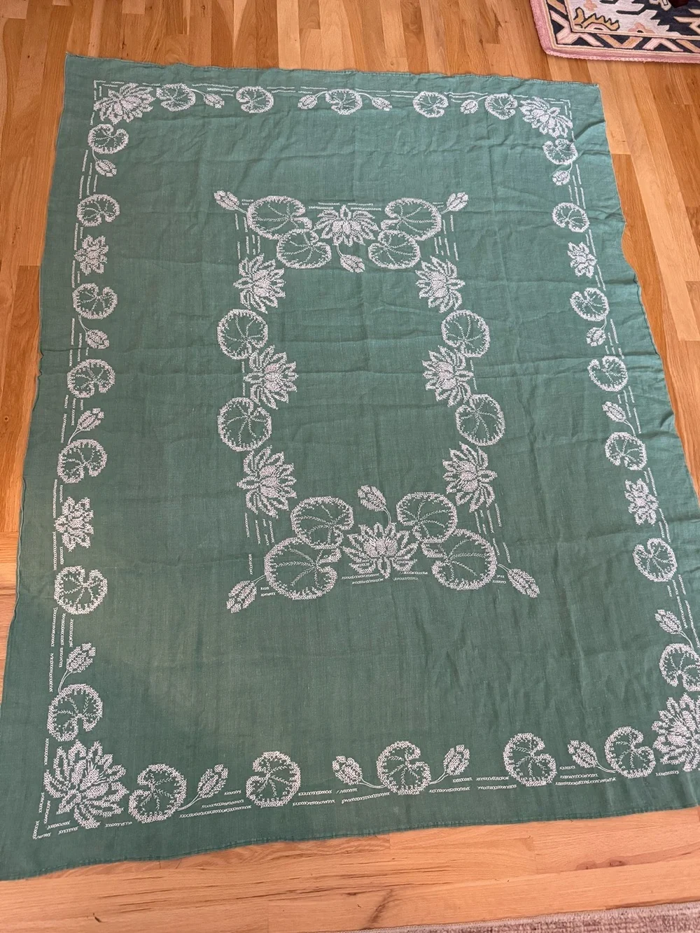 vintage linen tablecloth white lotus embroidery and cutwork details - Picture 3 of 12